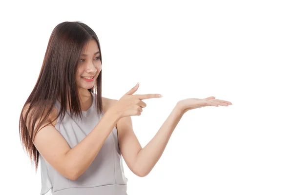 Mooie jonge Aziatische vrouw look en punt naar de palm van de hand — Stockfoto