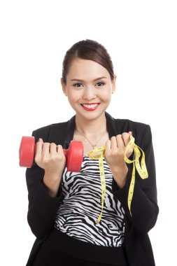 Dambıl ve ölçüm bandı ile sağlıklı Asya iş kadını