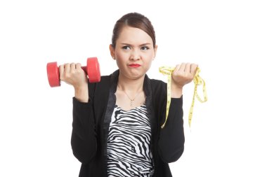 Dambıl ve ölçüm bandı ile Asyalı kadın bitkin