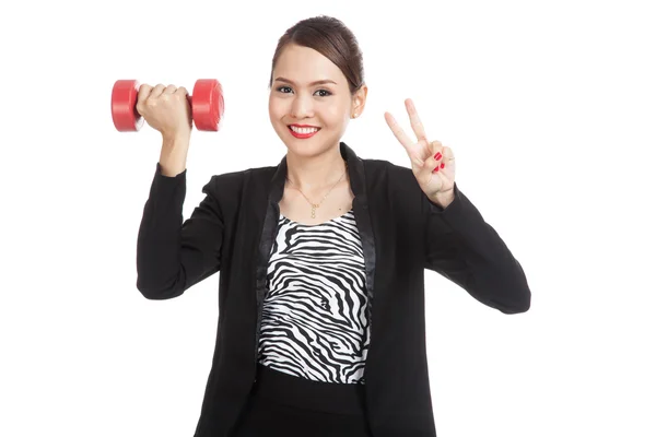 Gezonde Aziatische zakenvrouw Toon overwinning teken met halters — Stockfoto