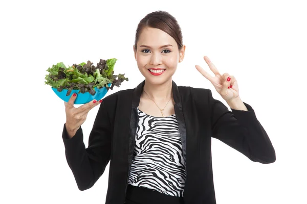 Frisk asiatiska affärskvinna Visa seger tecken med sallad — Stockfoto