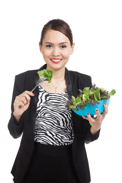 Wanita bisnis Asia sehat dengan salad — Stok Foto