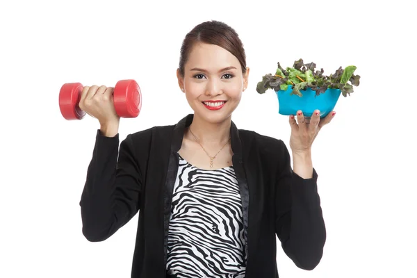 Saludable mujer de negocios asiática con mancuernas y ensalada —  Fotos de Stock