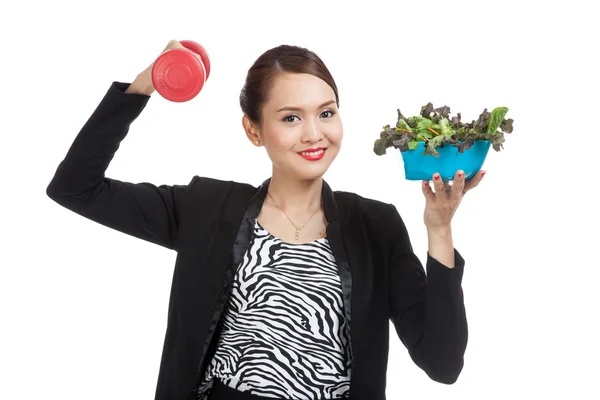 Egészséges ázsiai üzleti nő a súlyzók és salátával — Stock Fotó