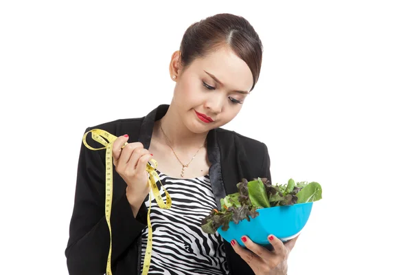 Несчастная азиатская деловая женщина с измерительной лентой и салатом — стоковое фото