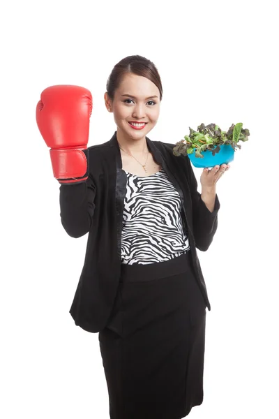 Fiatal ázsiai üzletasszony, boksz-kesztyű, salátával — Stock Fotó