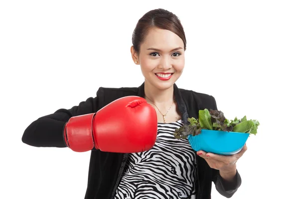 Fiatal ázsiai üzletasszony, boksz-kesztyű, salátával — Stock Fotó