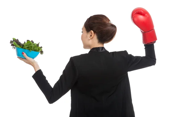 Joven mujer de negocios asiática con guante de boxeo y ensalada — Foto de Stock