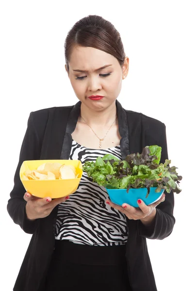 Junge asiatische Geschäftsfrau mit Kartoffelchips und Salat — Stockfoto