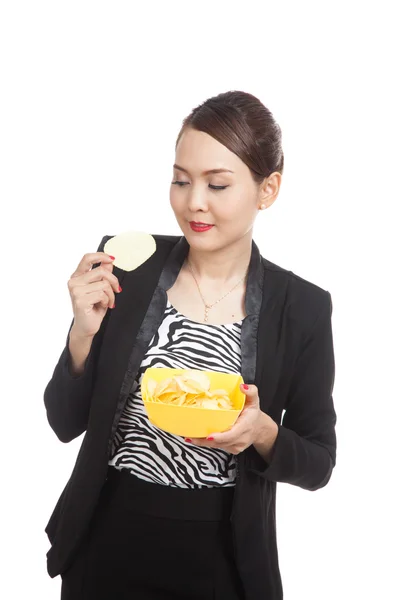 Genç Asyalı kadın yemek patates cipsi — Stok fotoğraf