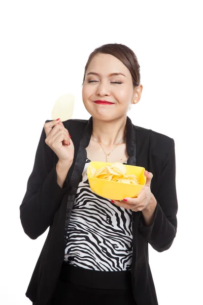 Mladá asijská žena jíst bramborové lupínky — Stock fotografie