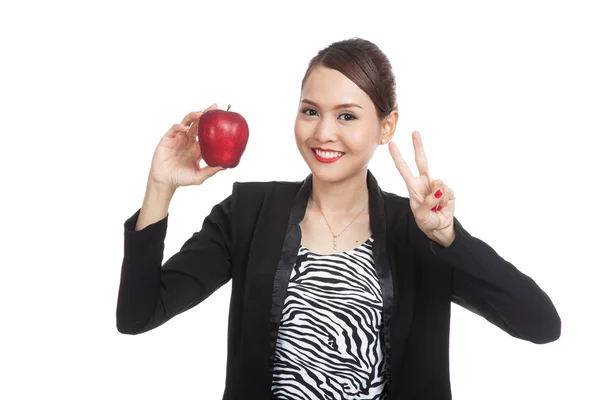 Wanita bisnis muda Asia menunjukkan tanda kemenangan dengan apel merah — Stok Foto