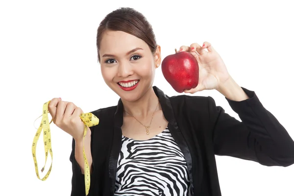 Fiatal ázsiai üzleti nő diéta piros almával és mérési ta — Stock Fotó