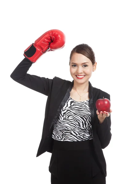 Fiatal ázsiai üzleti nő piros alma és a boksz-kesztyű — Stock Fotó