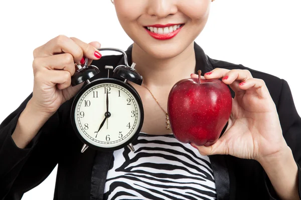 Wanita bisnis muda Asia dengan apel merah dan jam — Stok Foto