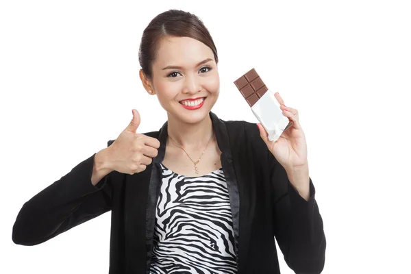 Junge asiatische Geschäftsfrau Daumen nach oben mit Schokolade Riegel — Stockfoto