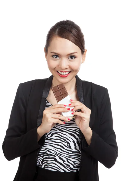 Unga asiatiska affärskvinna med chokladkaka — Stockfoto