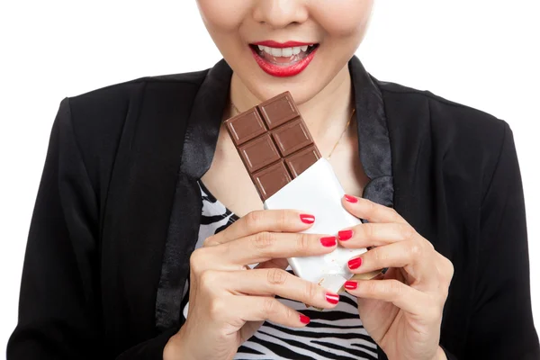 Fiatal ázsiai nő száját csokit Közelkép — Stock Fotó