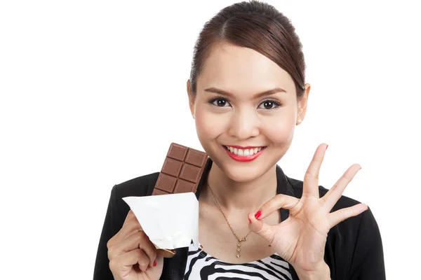 Fiatal ázsiai üzleti nő Térkép rendben van a csokoládé — Stock Fotó