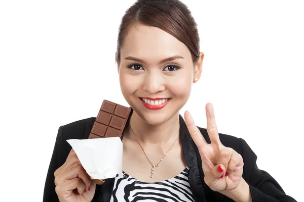 Fiatal ázsiai nő Térkép győzelem jele a csokoládé — Stock Fotó