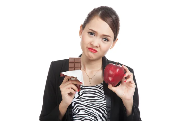 Fiatal ázsiai nő, a diéta csokoládé és almával — Stock Fotó