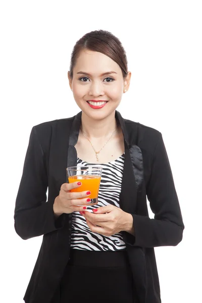 Fiatal ázsiai nő narancs ital gyümölcslé — Stock Fotó