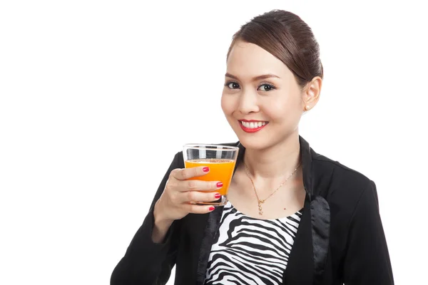 Jovem mulher asiática beber suco de laranja — Fotografia de Stock