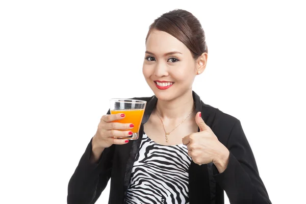 Giovane donna asiatica pollice in su bere succo d'arancia — Foto Stock