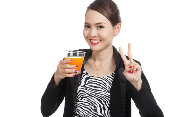 Giovane asiatico donna spettacolo vittoria segno bere arancia succo — Foto Stock