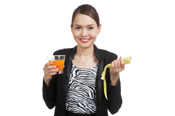 Asiatin trinkt Orangensaft mit Maßband — Stockfoto