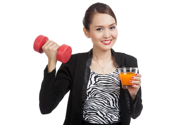 Joven asiática mujer con mancuerna beber jugo de naranja — Foto de Stock