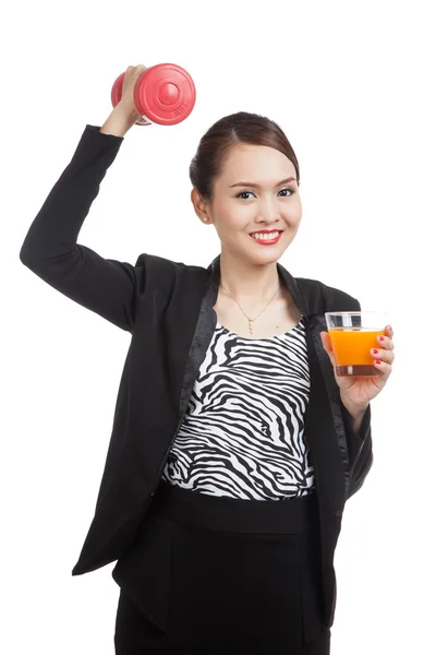 Молодая азиатка с гантелями пьет апельсиновый сок — стоковое фото