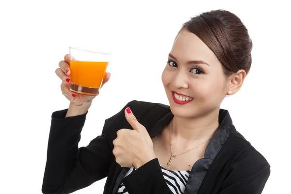Junge asiatische Frau Daumen nach oben trinken Orangensaft — Stockfoto