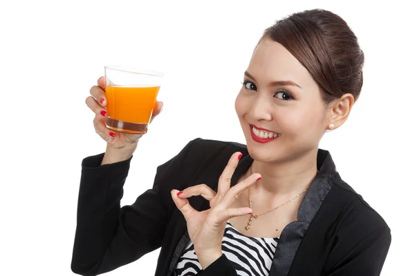 Junge asiatische Frau zeigen ok trinken Orangensaft — Stockfoto