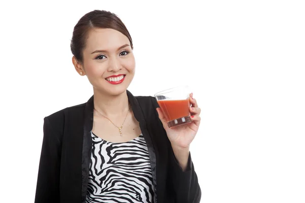 Joven mujer de negocios asiática beber jugo de tomate — Foto de Stock