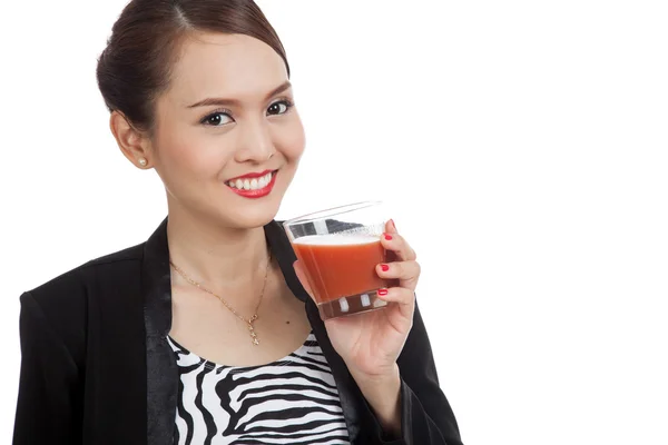 Joven mujer de negocios asiática beber jugo de tomate — Foto de Stock