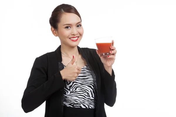 Jovem mulher de negócios asiática polegares para cima com suco de tomate — Fotografia de Stock