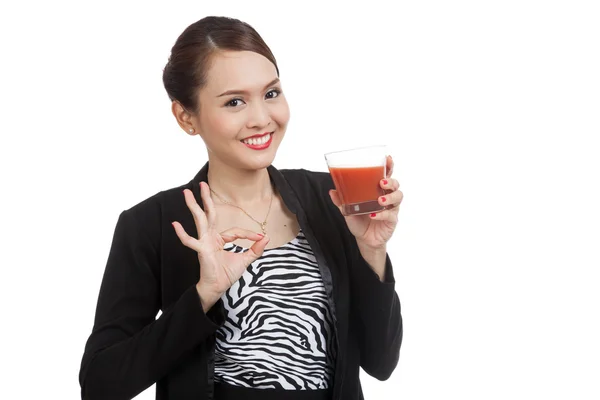 年轻的亚洲业务女人表演好番茄汁 — 图库照片