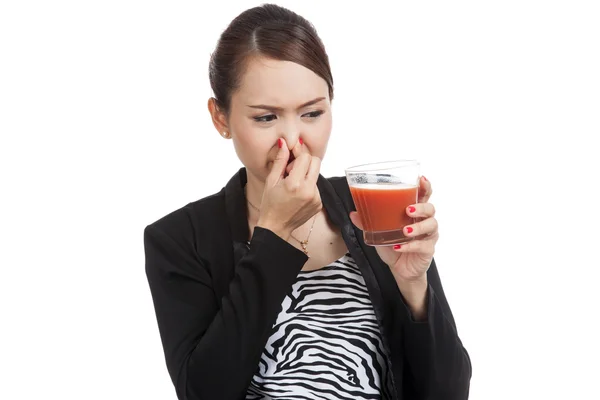 Young Asian business woman hate tomato juice — Stock Photo, Image