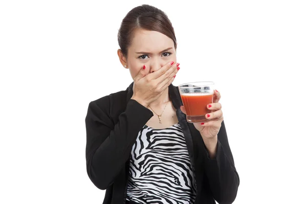 Jonge Aziatische zakenvrouw haat tomatensap — Stockfoto