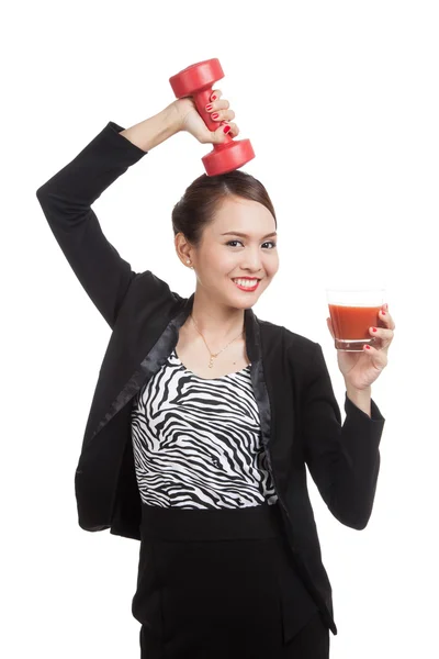Здоровая азиатка с гантели и томатным соком — стоковое фото