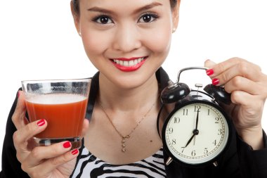 Domates suyu ve saat ile genç Asya iş kadını