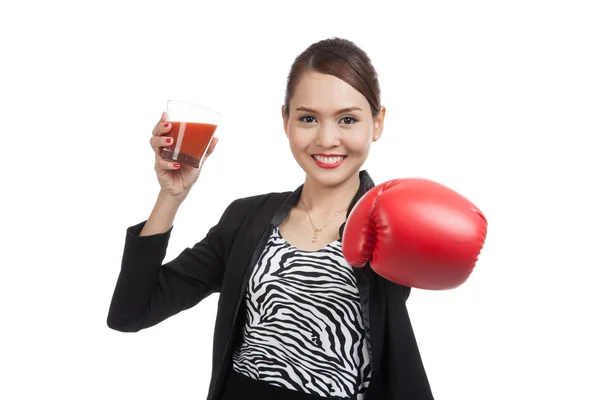 Jovem mulher de negócios asiática com suco de tomate e luva de boxe — Fotografia de Stock