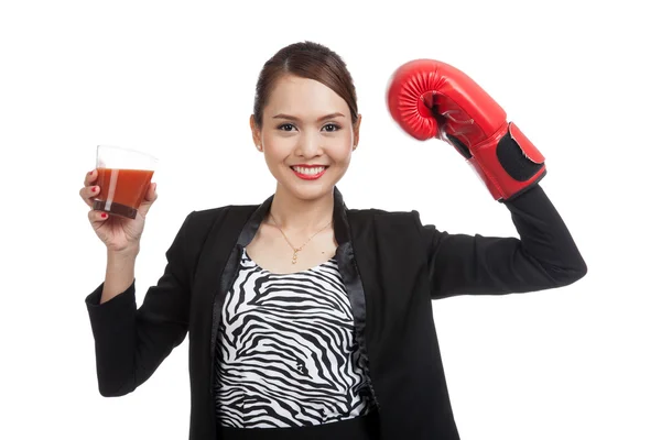 Jeune femme d'affaires asiatique avec jus de tomate et gant de boxe — Photo