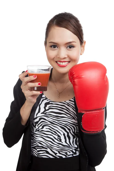 Jovem mulher de negócios asiática com suco de tomate e luva de boxe — Fotografia de Stock