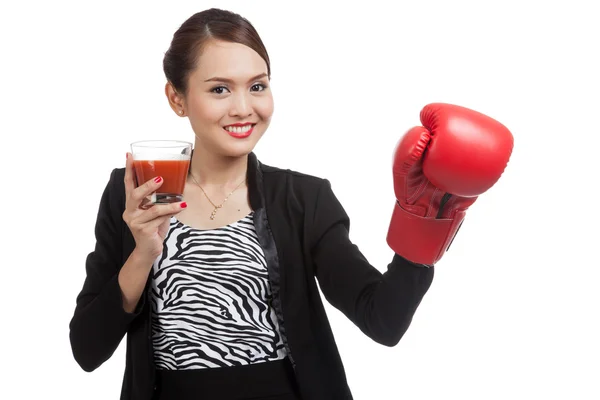 Jovem mulher de negócios asiática com suco de tomate e luva de boxe — Fotografia de Stock