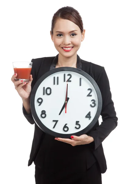 Młody azjatycki biznes kobieta z soku pomidorowego i zegar — Zdjęcie stockowe