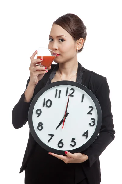 Jeune femme d'affaires asiatique avec jus de tomate et horloge — Photo