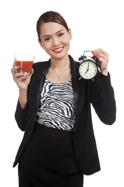 Jonge Aziatische zakenvrouw met tomatensap en klok — Stockfoto