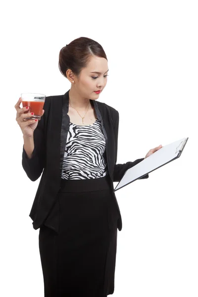 Mujer de negocios asiática con portapapeles y jugo de tomate —  Fotos de Stock